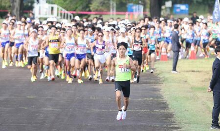 2024年10月19日、第101回箱根駅伝予選会、日本人トップでトラックを快走する中央学院大・吉田礼志　写真／スポニチ/アフロ