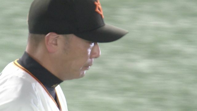 試合後スタンドにいるファンに挨拶を終えた巨人・阿部慎之助監督(画像:日テレジータス)