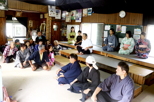 【本番に向け稽古に励む出演者＝桑名市の劇団すがおのアトリエで】