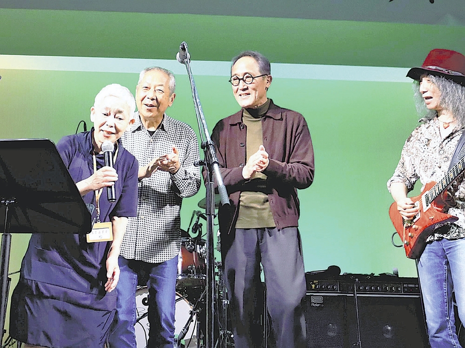 山本さん（右端）や佐野さん（右から2人目）ら常連客に囲まれ、歌を披露する浅野さん（左端）（松江市で）