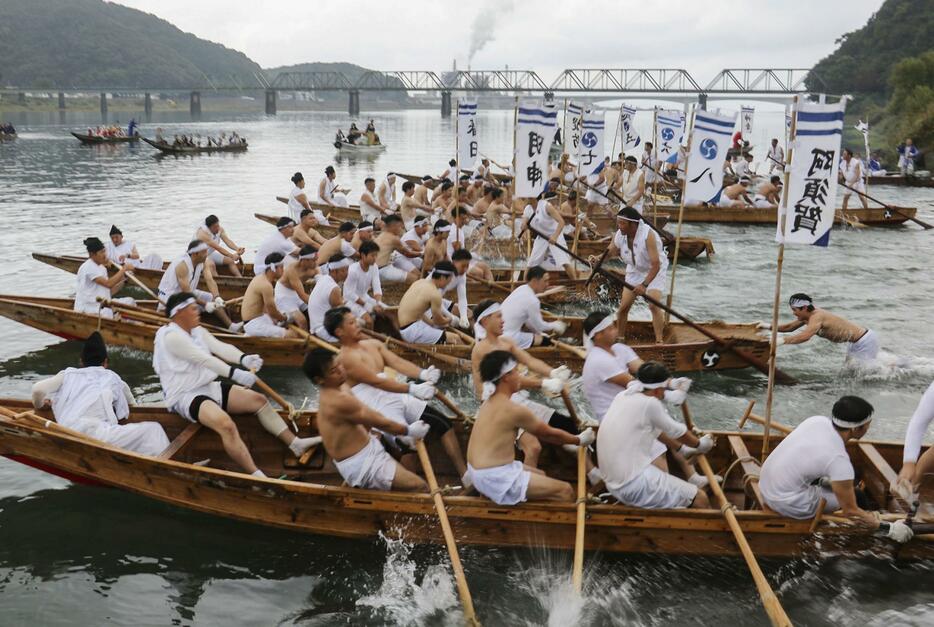 三重県との県境を流れる熊野川で行われた熊野速玉大社の神事「御船祭」の早船競漕＝16日午後