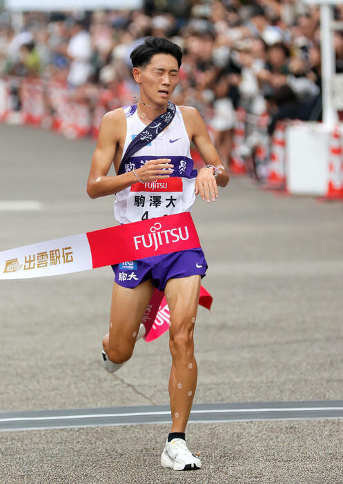 2位でゴールする駒大・アンカー篠原（撮影・上山淳一）