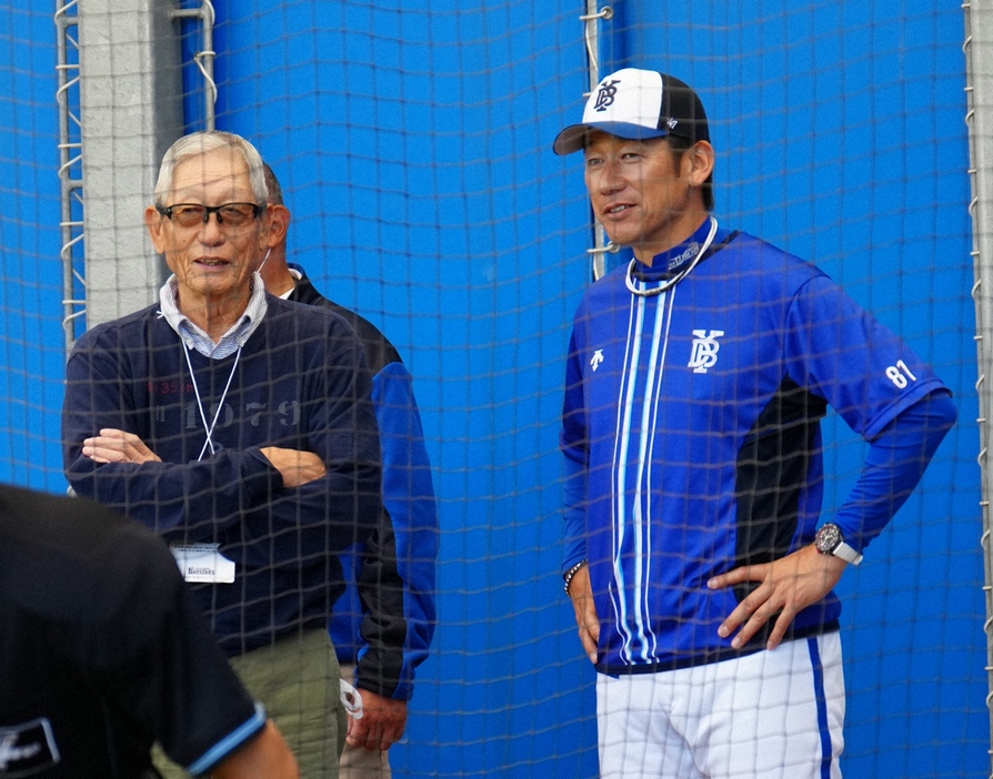 ブルペンで三浦監督（右）と話す権藤氏