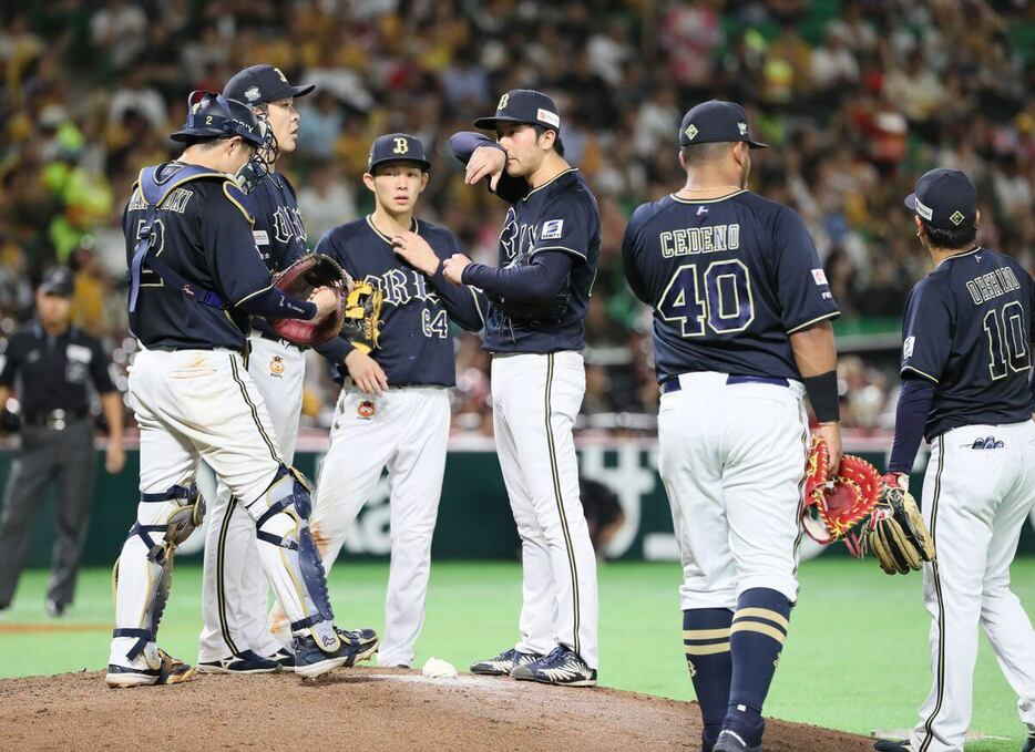 五回のピンチにマウンドに集まるオリックスナイン。中央が田嶋大樹　＝みずほペイペイドーム（撮影・渋井君夫）