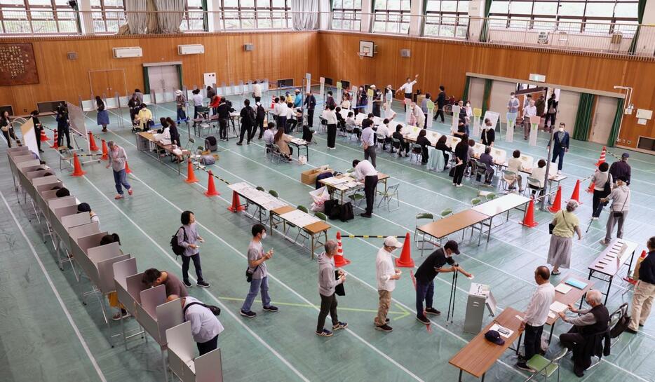 衆院選と最高裁裁判官国民審査の投票が行われた港島学園体育館＝２７日午前、神戸市中央区港島中町３（撮影・三浦拓也）