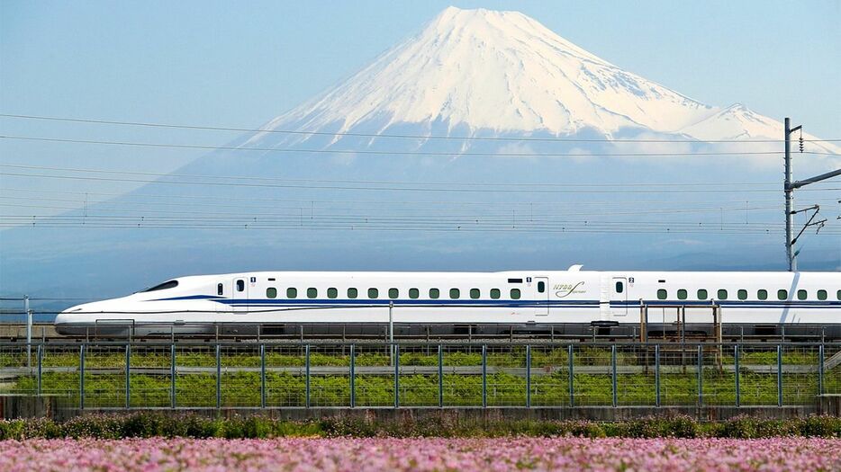 富士山をバックに疾走する東海道新幹線のN700S＝2020年4月（JR東海提供）