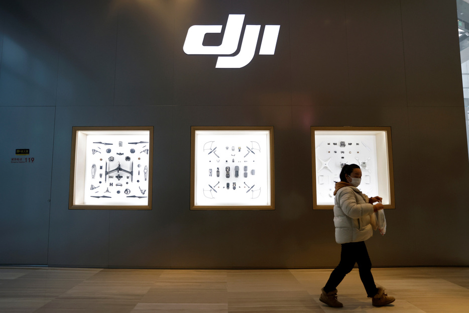 １０月１８日、ドローン（無人機）世界最大手の中国の大疆創新科技（ＤＪＩ）は、米国防総省が同社を「中国軍関連企業」リストの一角に指定したのは「違法で誤った決定」として、同省に削除命令を出すよう求めて首都ワシントンの連邦地裁に提訴した。写真は北京のモールにあるＤＪＩの店舗。２０２１年１２月撮影（２０２４年　ロイター/Carlos Garcia Rawlins）