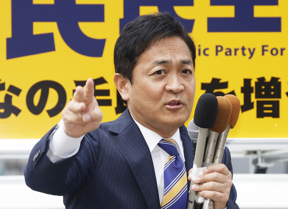 街頭演説する国民民主党の玉木代表＝26日午前、福岡市