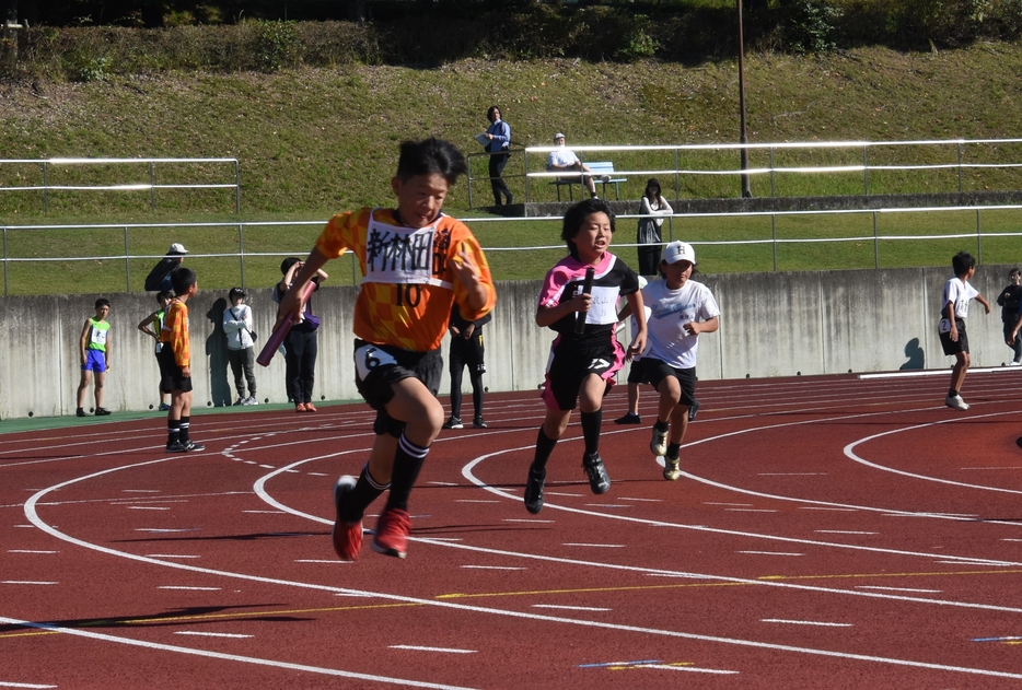 リレーカーニバルで力走する小学生=岡山県津山市で