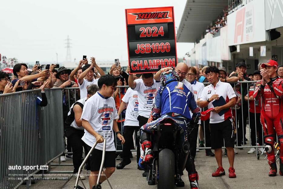 チャンピオンを獲得した岡本裕生（YAMAHA FACTORY RACING TEAM 2）／2024全日本ロード第8戦鈴鹿 JSB1000 レース2