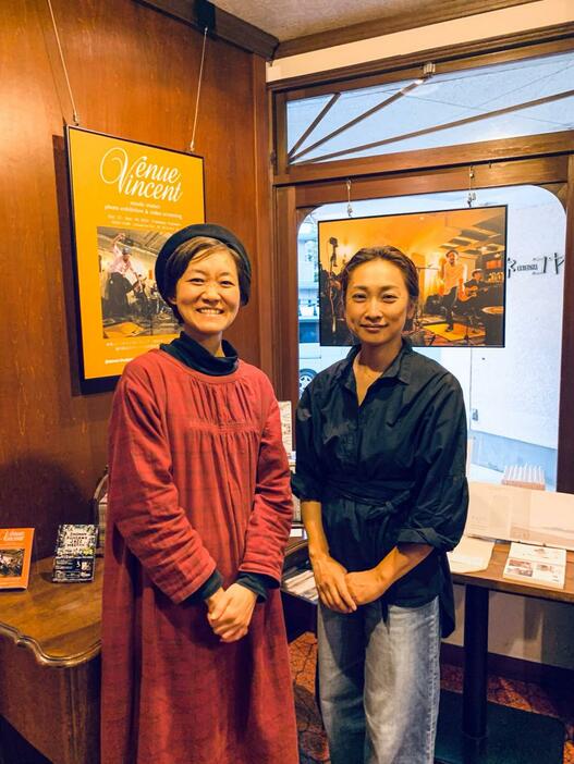 写真映像作家のmisaki matsuiさんと「シネコヤ」店主の竹中翔子さん