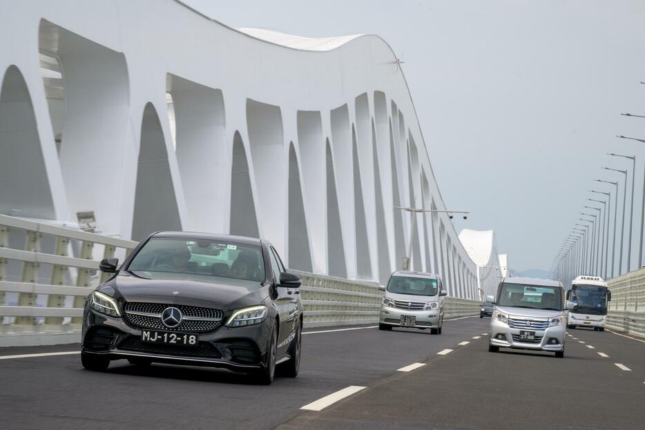 開通直後の「マカオ大橋」を走る車両＝2024年10月1日（写真：GCS）