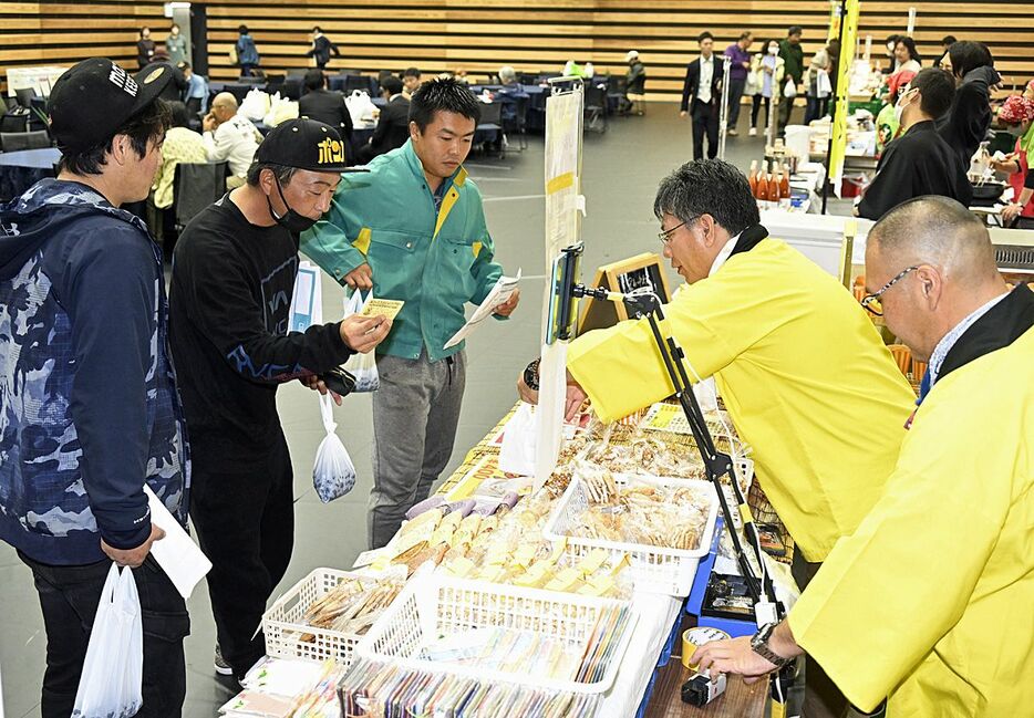 障害者たちが製作に携わった多彩な小物やお菓子などが並び、来場者が買い求める会場