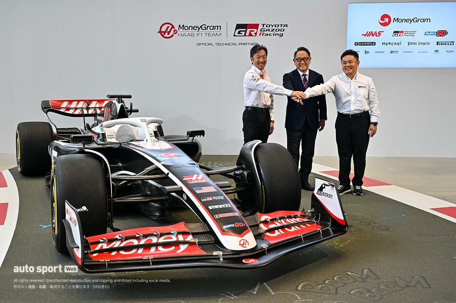 TOYOTA GAZOO RacingとハースF1チームの業務提携が発表された記者会見の様子。ハースF1小松代表、トヨタ自動車豊田章男会長、GRカンパニー高橋智也プレジデント