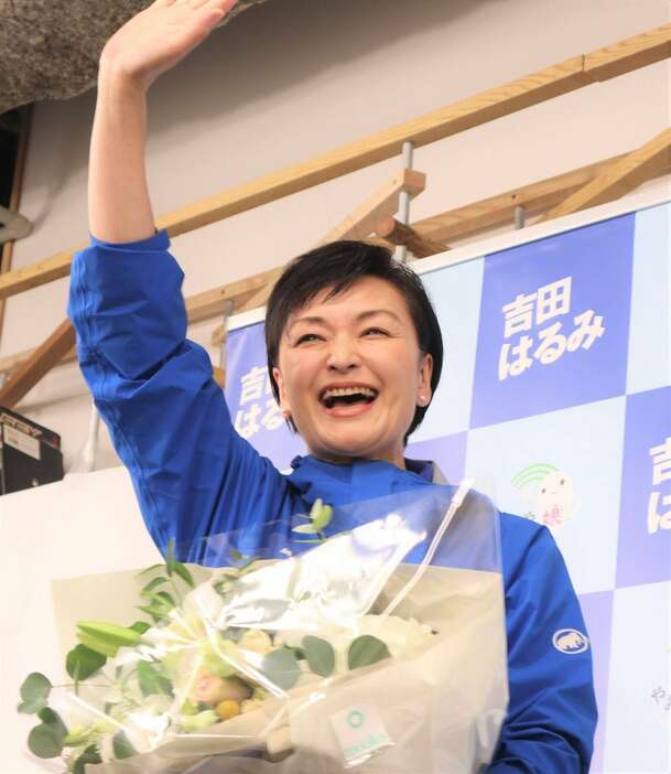 当選確実の一報を受け、花束を受け取った吉田晴美氏＝27日、東京都杉並区（橋本愛撮影）