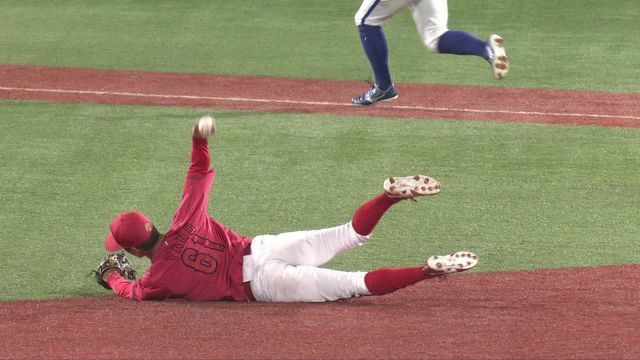 好守備を見せる広島・矢野雅哉選手