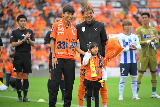 Jリーグ通算200試合出場達成のセレモニーで笑顔を見せた乾。　写真：金子拓弥（サッカーダイジェスト写真部）