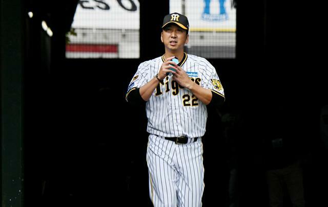 ユニホーム姿で練習に現れた阪神の藤川球児新監督=2024年10月22日午前10時12分、阪神甲子園球場、白井伸洋撮影