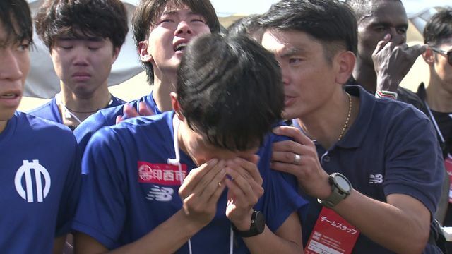 10位での予選突破に涙を流す順天堂大学の選手たち