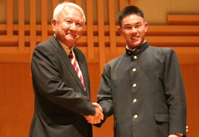 和泉監督と固い握手を交わす早稲田実・宇野真仁朗