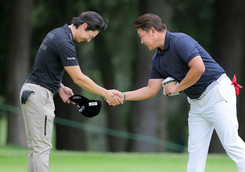 ホールアウトでがっちりと握手を交わした石川遼（左）と松坂大輔さん（カメラ・今西　淳）