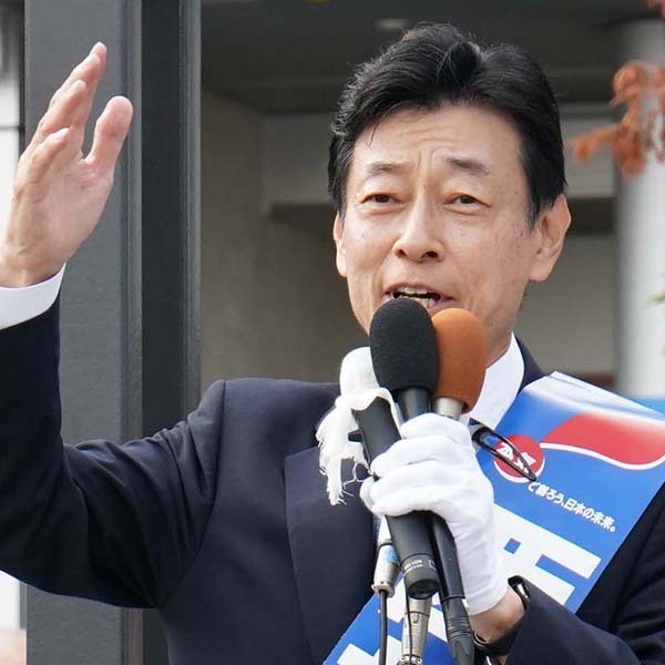 第一声に立った西村康稔元経産相＝15日午前、兵庫・明石駅前（Ｃ）日刊ゲンダイ