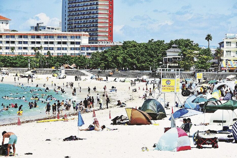 閉鎖措置が解除された後の白良浜海水浴場（８月１６日、和歌山県白浜町で）