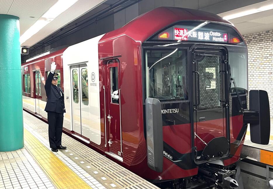 ［写真］近鉄の24年ぶりの新型車両「8A系」が運行を開始した＝7日午前10時25分ごろ、近鉄奈良駅で