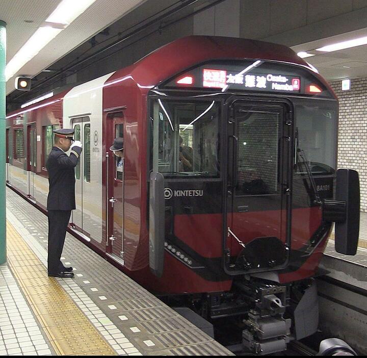 ［写真］近鉄奈良駅の須合良介駅長に見送られ出発した新型車両＝7日午前10時25分ごろ、近鉄奈良駅で（撮影：具志堅浩二）