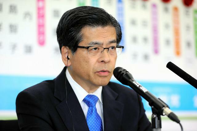 質問に答える公明党の石井啓一代表=2024年10月27日午後10時29分、東京都新宿区、杜宇萱撮影