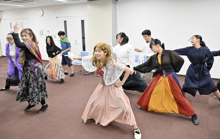 息を合わせて踊る「未来演劇Kプロジェクト」のメンバー