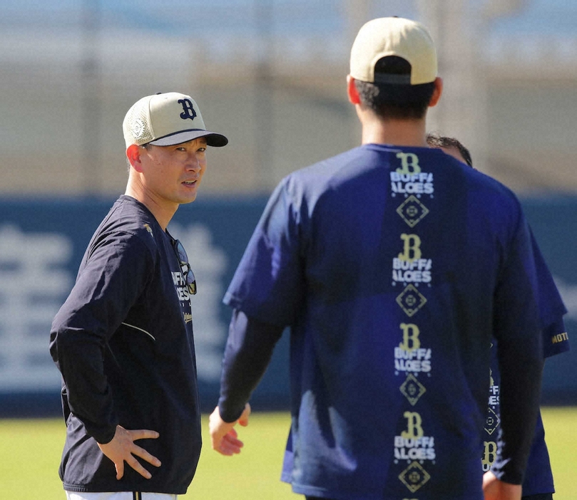 オリックス・山下（手前）と言葉を交わす岸田監督（撮影・後藤　大輝）