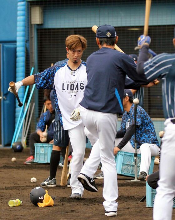 外崎修汰内野手に打撃指導を行う西口文也新監督（カメラ・大中彩未）