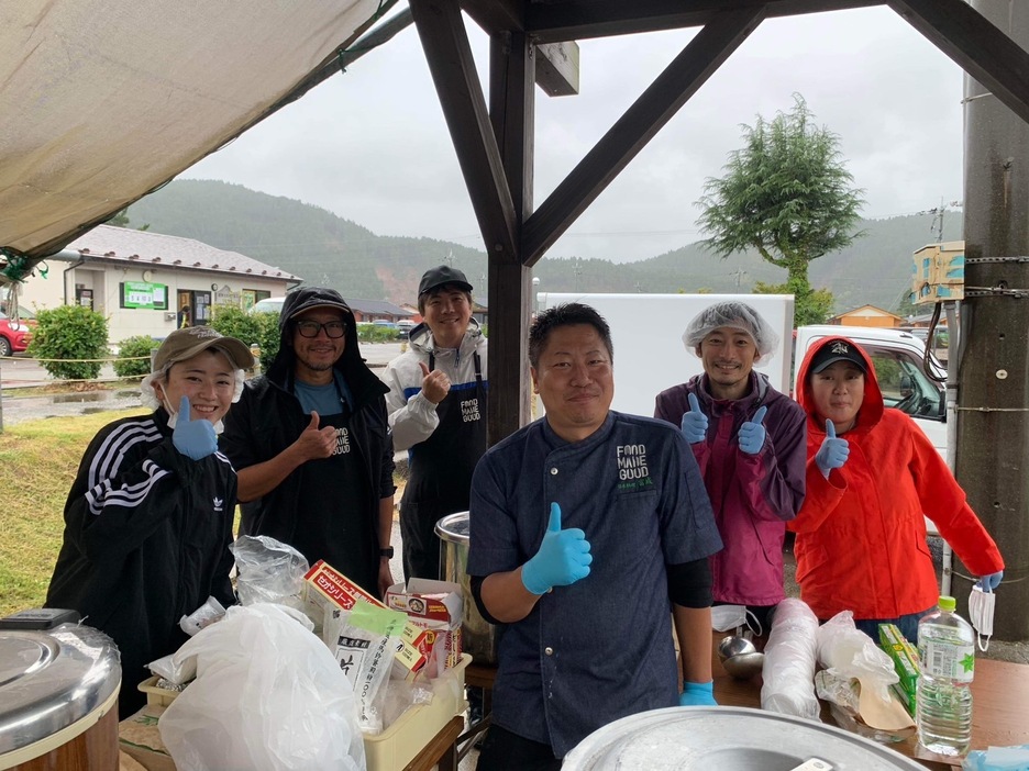 豪雨被災後、輪島市内の仮設住宅向けに200食の炊き出し準備を行う冨成氏（手前中央）とSRAジャパンが派遣した支援チーム