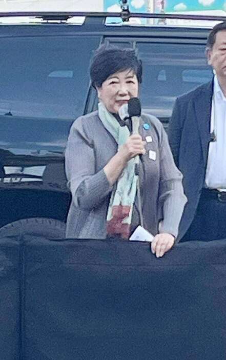 公明党の岡本三成氏の応援演説を行う東京都の小池百合子知事＝20日午後、足立区