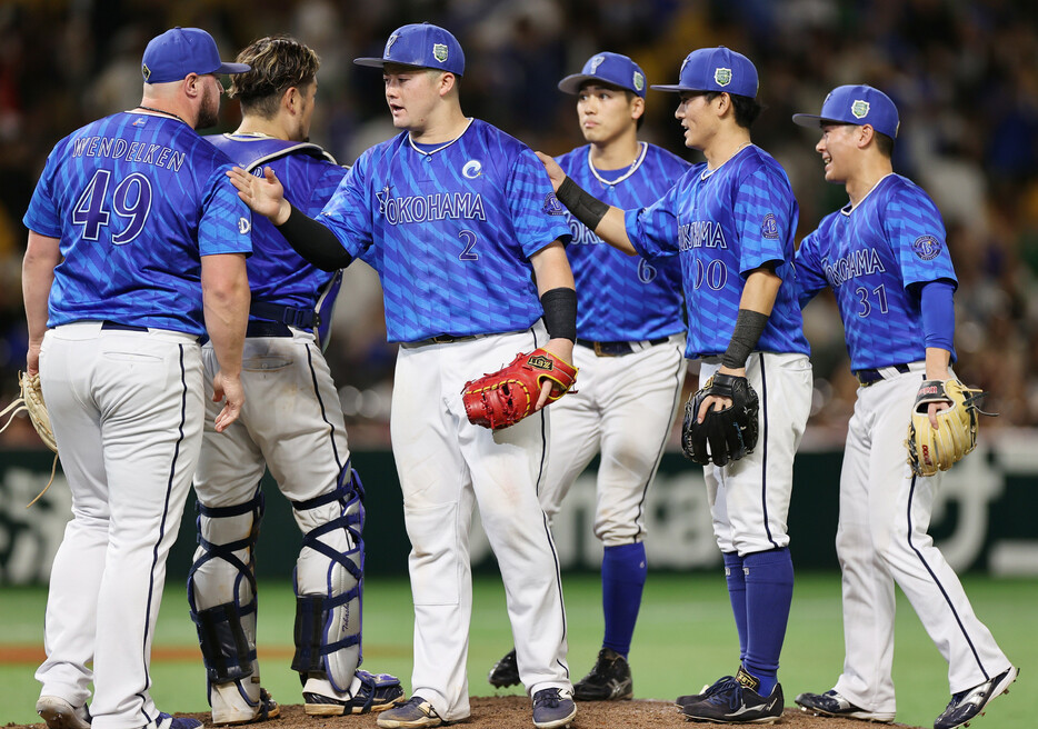 プロ野球の日本シリーズ（７試合制）は３０日、みずほペイペイドーム福岡で第４戦が行われ、ＤｅＮＡがソフトバンクに５―０で連勝し、対戦成績を２勝２敗のタイとした。写真は喜ぶＤｅＮＡナイン。