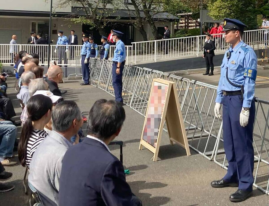 聴衆の前に柵を設置し、警察官が監視の目を光らせた演説会場＝１７日、横浜市港北区内（画像の一部を修整しています）