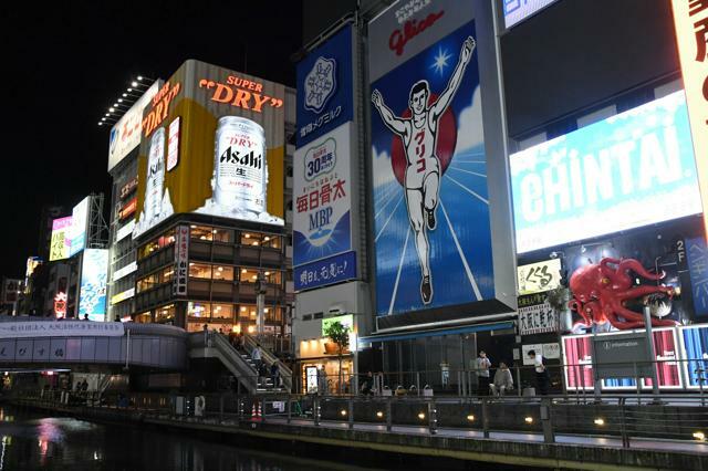 大阪・ミナミのグリコ看板の下のエリアは「グリ下」と呼ばれ、少年少女らが集まる=2023年4月、大阪市中央区、田添聖史撮影