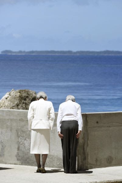 戦後７０年の慰霊の旅で、パラオ・ペリリュー島を訪れ拝礼される上皇ご夫妻＝２０１５年４月