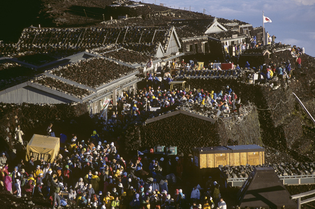 夏山シーズンには多くの登山客であふれかえる　photo by gettyimages