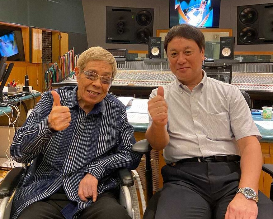 北島三郎（左）の新曲を作詞した日本クラウン・片岡惠介社長