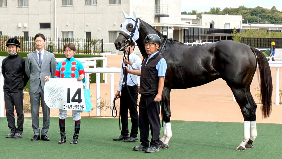 ゴールデンクラウドと鮫島駿騎手（左から３人目）（カメラ・山本　武志）