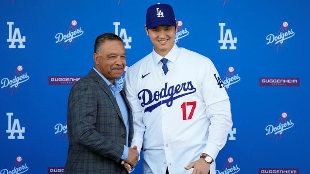 ドジャース入団会見でロバーツ監督と固い握手をかわす大谷翔平選手(写真：AP/アフロ)