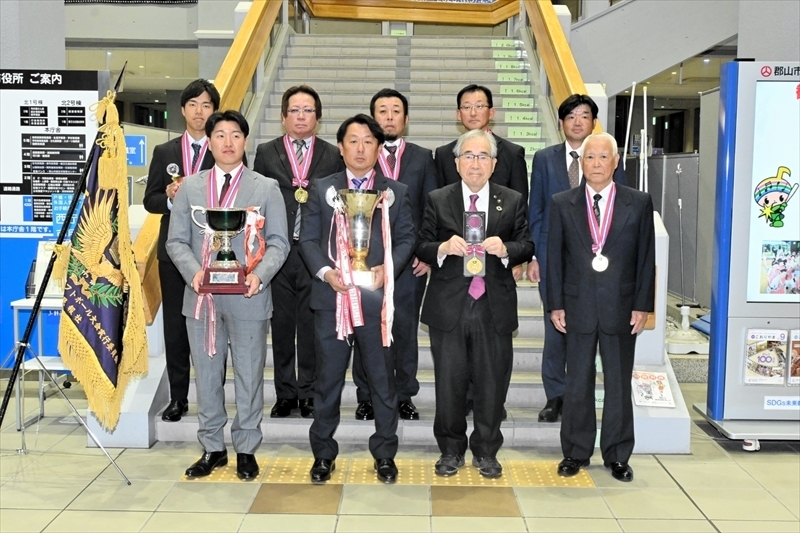 品川市長（前列右から２人目）に２年ぶり３度目の優勝を報告した郡山市チームのメンバー