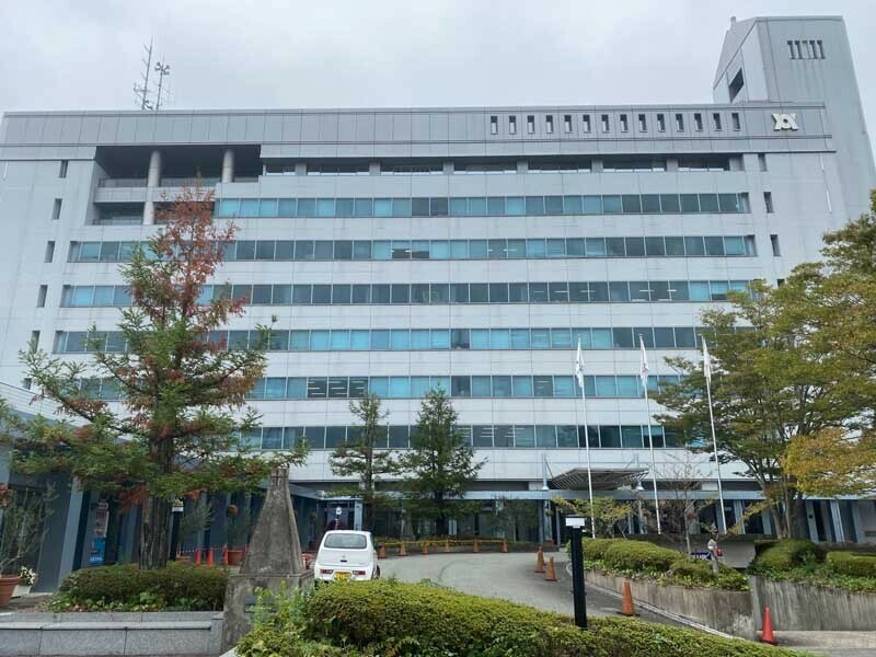 JR西日本株の取得を決めた亀岡市の庁舎（画像：高田泰）