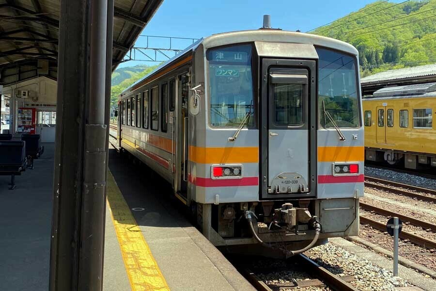 真庭市が路線維持を目指す姫新線の列車（画像：高田泰）