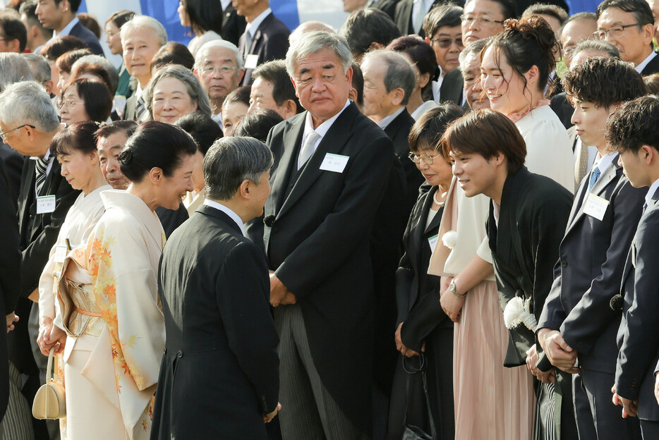 秋の園遊会で柔道男子の阿部一二三さん（右から３人目）と歓談される天皇、皇后両陛下＝３０日午後、東京・元赤坂の赤坂御苑