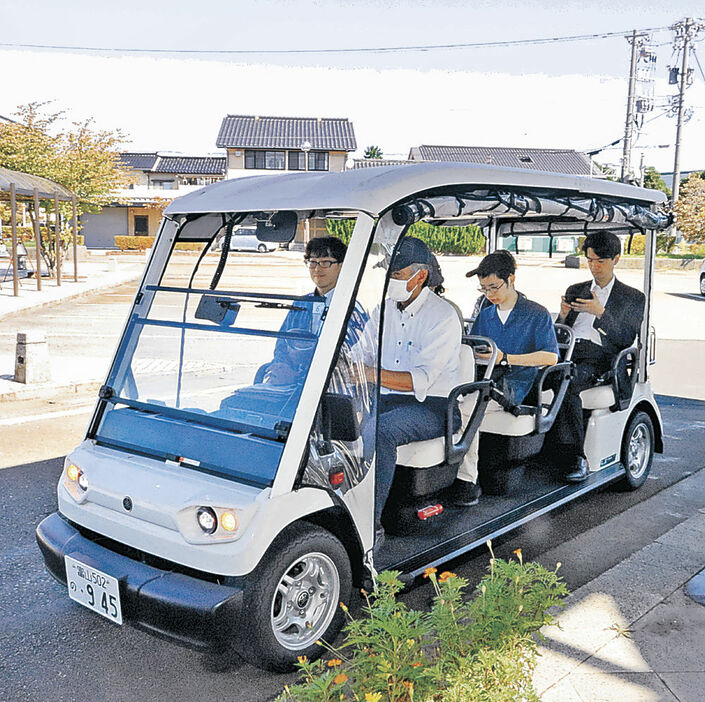 住民を乗せて出発する車両＝富山市の岩瀬カナル会館