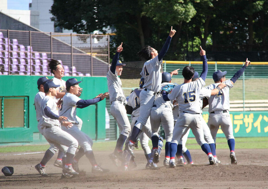 秋季リーグ優勝を決め、マウンドに集まる関学大の選手たち