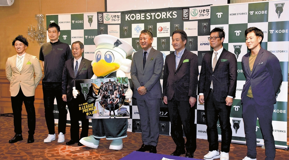 Bプレミア参入が決定したストークスの渋谷代表（右から4人目）ら（神戸市中央区で）